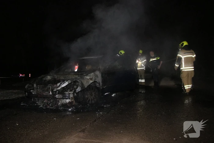 Voertuig vliegt in brand na wilde achtervolging