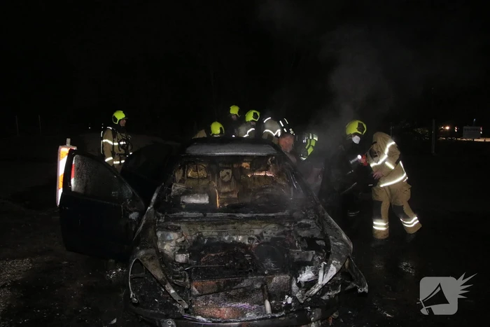 Voertuig vliegt in brand na wilde achtervolging