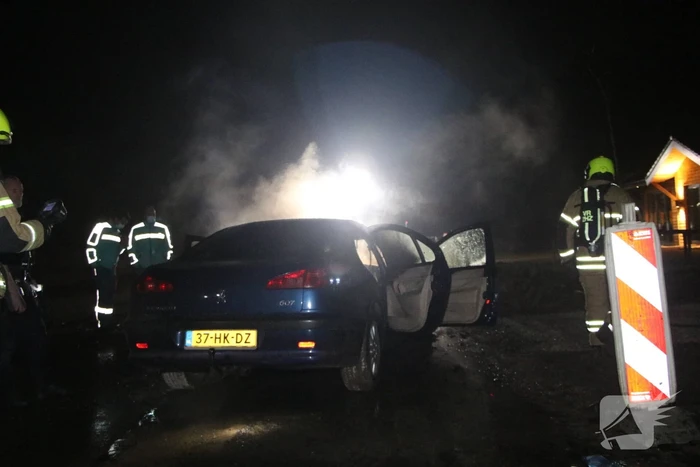 Voertuig vliegt in brand na wilde achtervolging