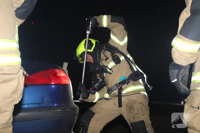 Voertuig vliegt in brand na wilde achtervolging