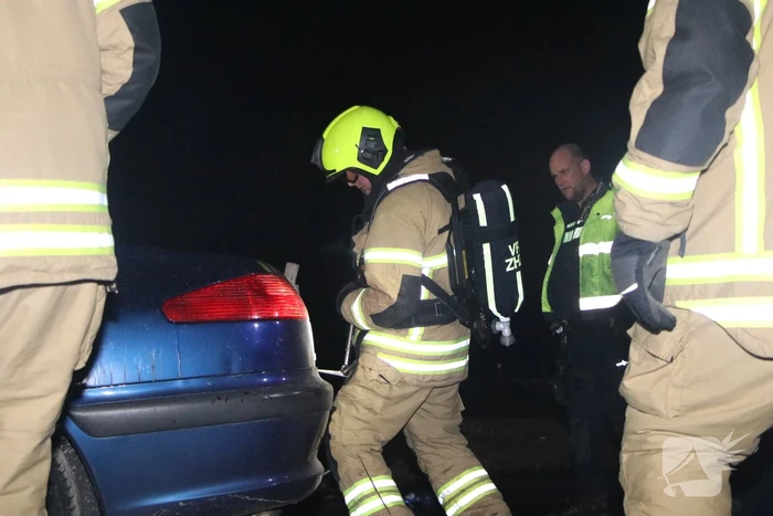 Voertuig vliegt in brand na wilde achtervolging