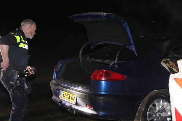 Voertuig vliegt in brand na wilde achtervolging