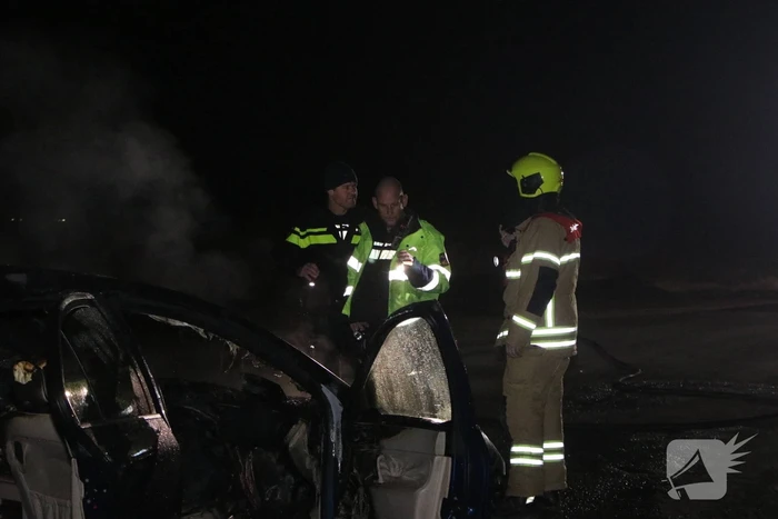 Voertuig vliegt in brand na wilde achtervolging