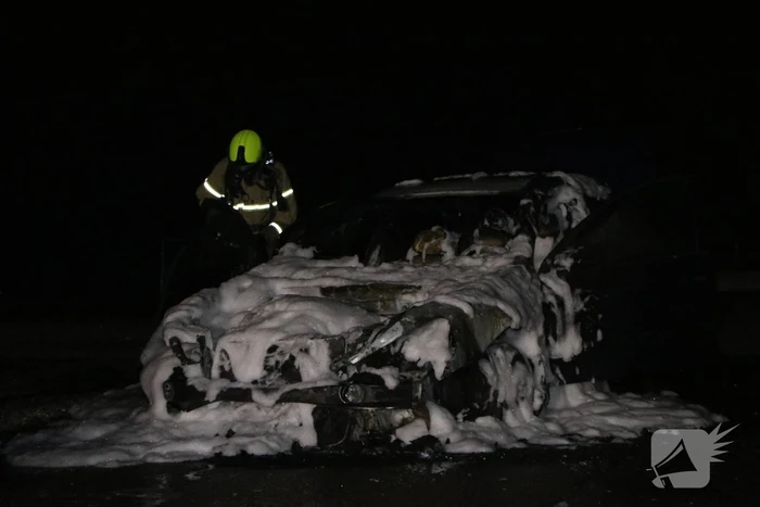 Voertuig vliegt in brand na wilde achtervolging