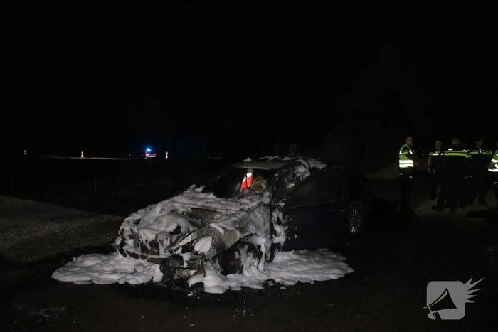 Voertuig vliegt in brand na wilde achtervolging