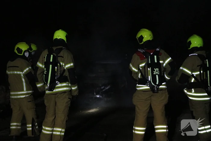 Voertuig vliegt in brand na wilde achtervolging