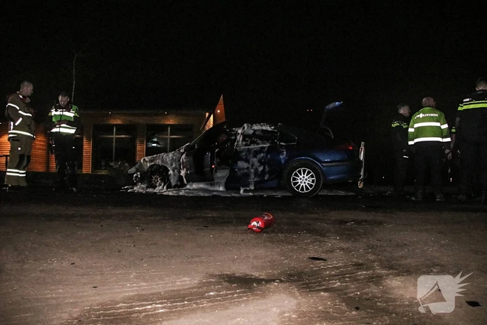 Voertuig vliegt in brand na wilde achtervolging