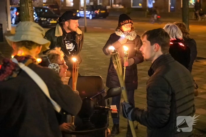 Demonstranten verzamelen zich bij Emmaüskerk in Soesterkwartier