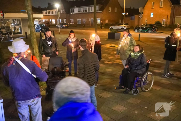 Demonstranten verzamelen zich bij Emmaüskerk in Soesterkwartier