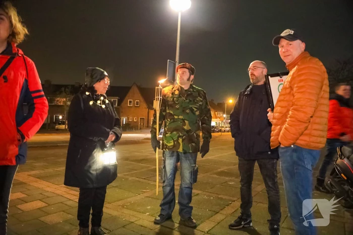 Demonstranten verzamelen zich bij Emmaüskerk in Soesterkwartier