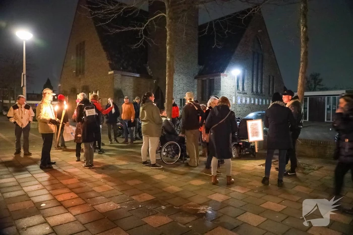 Demonstranten verzamelen zich bij Emmaüskerk in Soesterkwartier