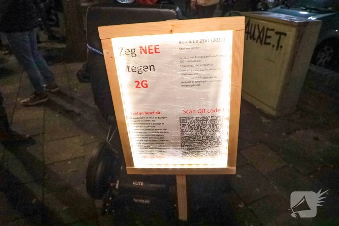 Demonstranten verzamelen zich bij Emmaüskerk in Soesterkwartier