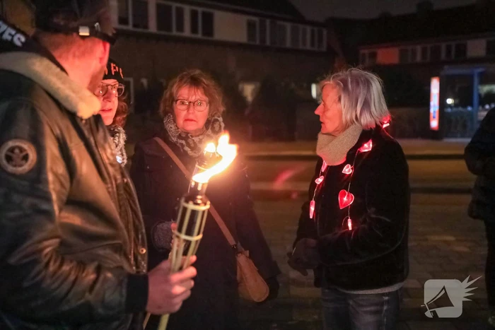 Demonstranten verzamelen zich bij Emmaüskerk in Soesterkwartier
