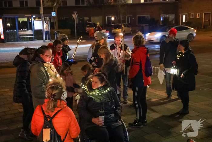 Demonstranten verzamelen zich bij Emmaüskerk in Soesterkwartier