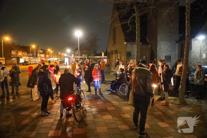 Demonstranten verzamelen zich bij Emmaüskerk in Soesterkwartier