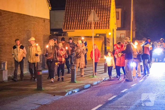 Demonstranten verzamelen zich bij Emmaüskerk in Soesterkwartier