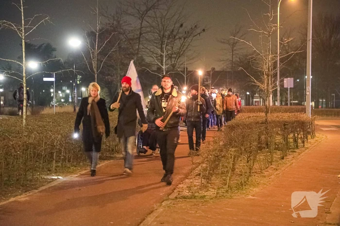 Demonstranten verzamelen zich bij Emmaüskerk in Soesterkwartier