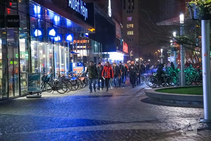 Demonstranten verzamelen zich bij Emmaüskerk in Soesterkwartier