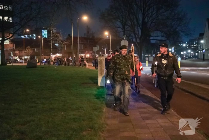 Demonstranten verzamelen zich bij Emmaüskerk in Soesterkwartier