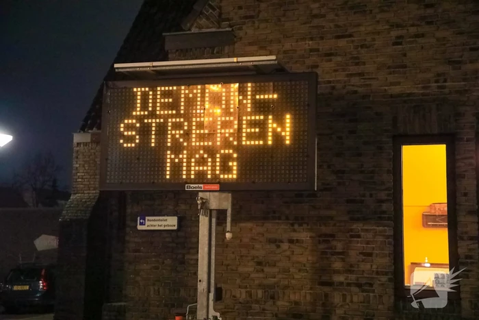 Demonstranten verzamelen zich bij Emmaüskerk in Soesterkwartier