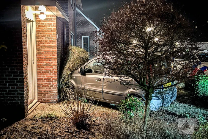 88-jarige bestuurster verliest macht over het stuur en botst tegen woning