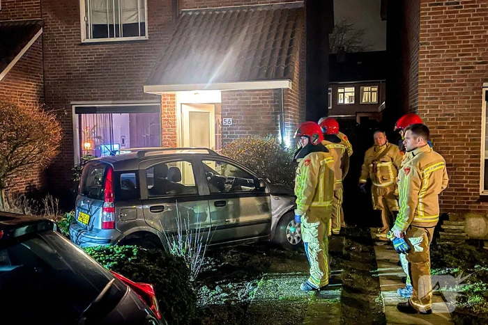 88-jarige bestuurster verliest macht over het stuur en botst tegen woning