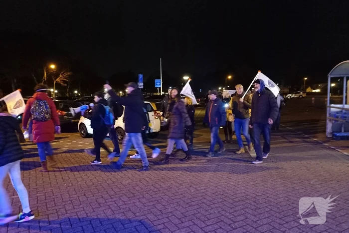 Grote opkomst bij lichtjestocht tegen coronamaatregelen