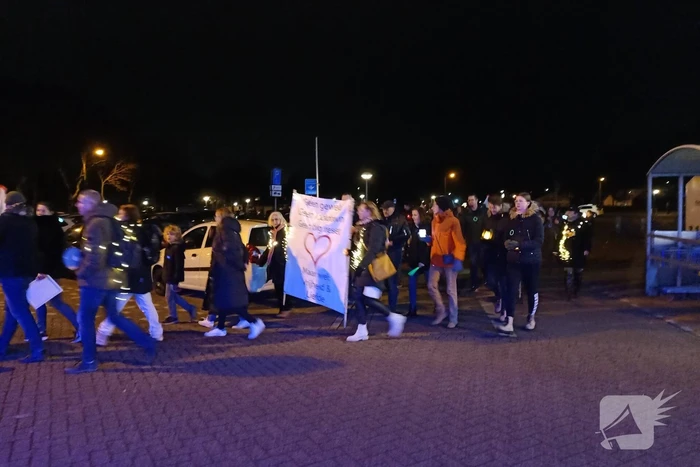 Grote opkomst bij lichtjestocht tegen coronamaatregelen