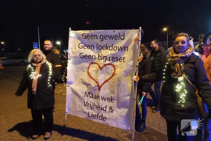 Grote opkomst bij lichtjestocht tegen coronamaatregelen