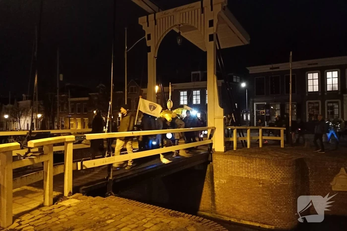 Grote opkomst bij lichtjestocht tegen coronamaatregelen