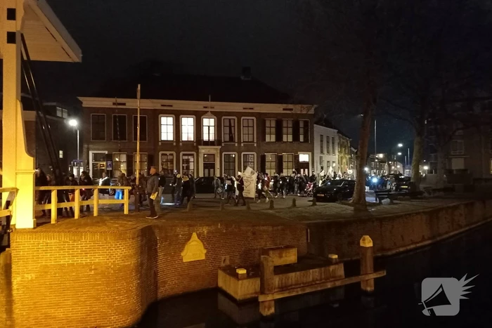 Grote opkomst bij lichtjestocht tegen coronamaatregelen