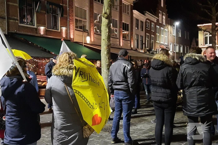 Grote opkomst bij lichtjestocht tegen coronamaatregelen