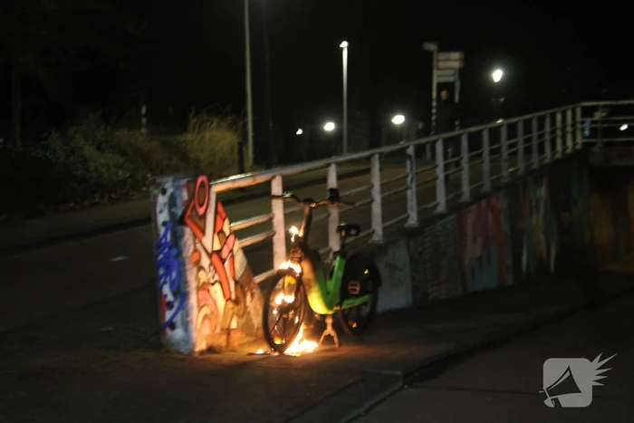 Deelfiets in brand door brandstichting