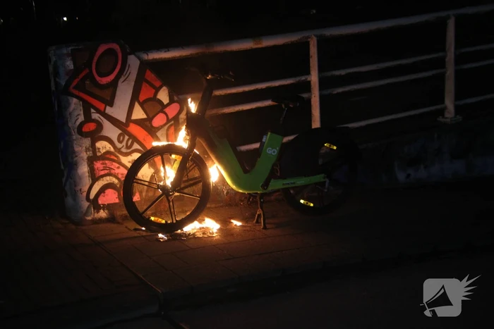 Deelfiets in brand door brandstichting