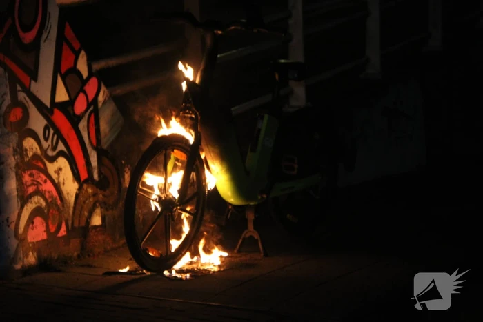 Deelfiets in brand door brandstichting