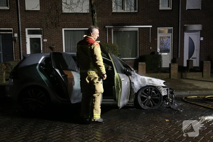 Auto in brand, mogelijk aangestoken