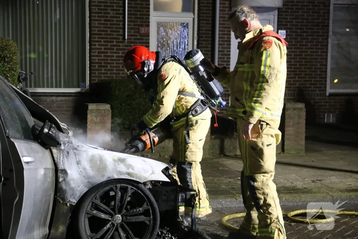 Auto in brand, mogelijk aangestoken