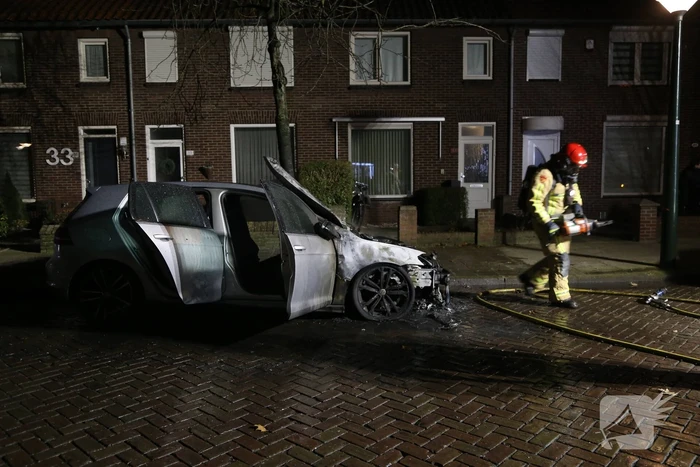 Auto in brand, mogelijk aangestoken