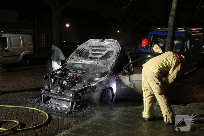Auto in brand, mogelijk aangestoken