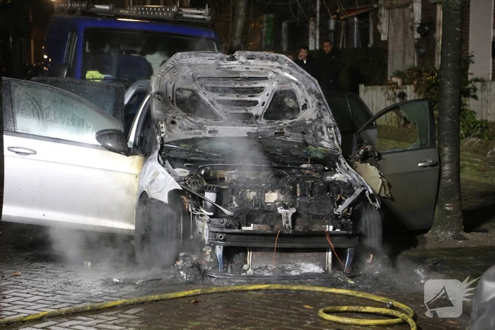Auto in brand, mogelijk aangestoken