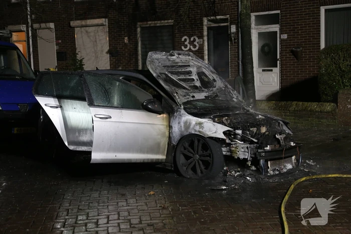 Auto in brand, mogelijk aangestoken