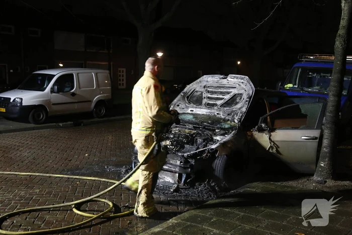 Auto in brand, mogelijk aangestoken