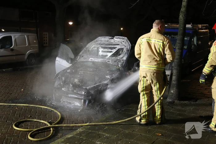 Auto in brand, mogelijk aangestoken