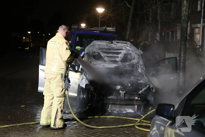 Auto in brand, mogelijk aangestoken