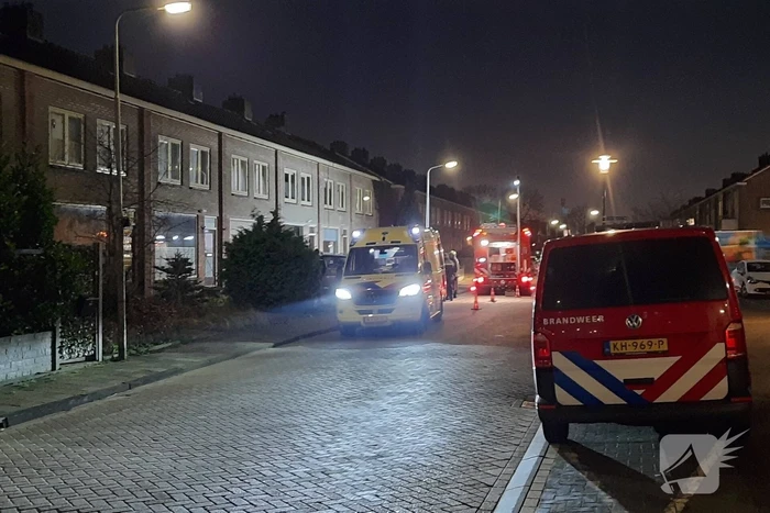 Auto crasht tegen woning