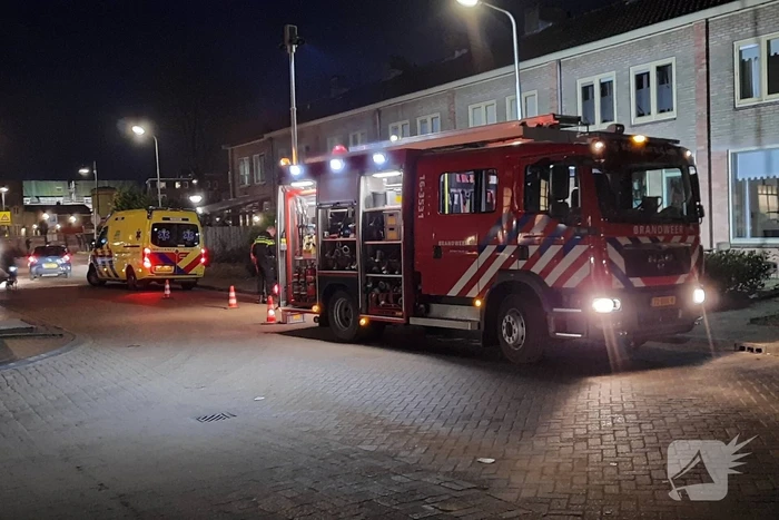 Auto crasht tegen woning