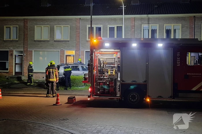 Auto crasht tegen woning