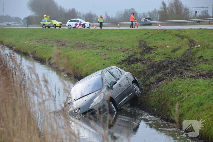 Automobilist eindigt in sloot naast snelweg