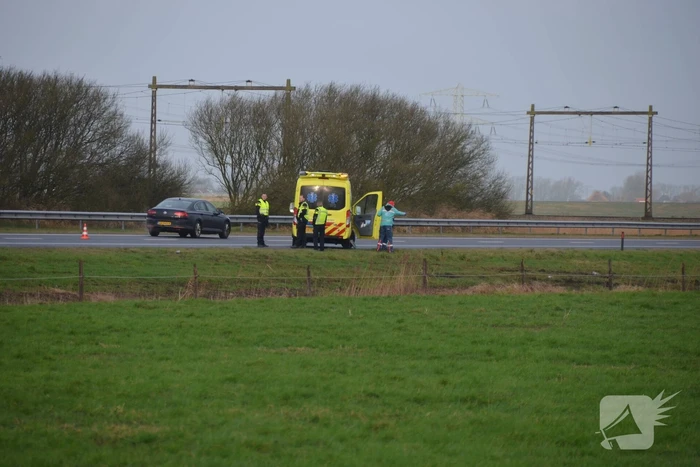 Automobilist eindigt in sloot naast snelweg