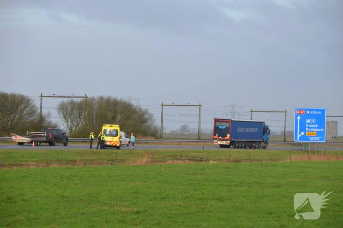 Automobilist eindigt in sloot naast snelweg